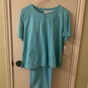 Alfred Dunner shirt and pant set. Size: PL. Aqua